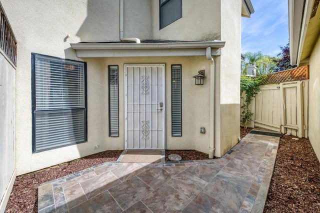 923 E Foxhill Drive, Fresno, CA 93720