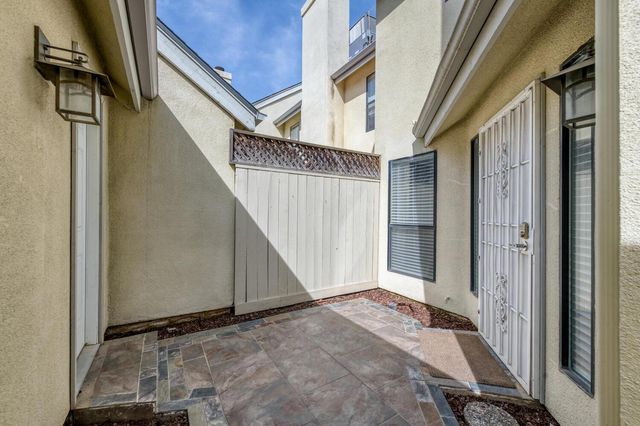 923 E Foxhill Drive, Fresno, CA 93720