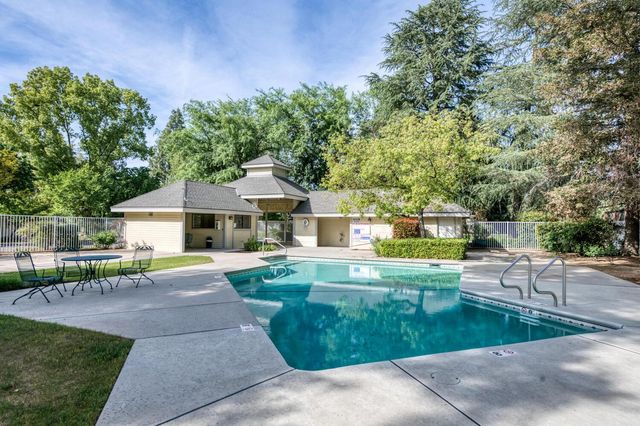 923 E Foxhill Drive, Fresno, CA 93720