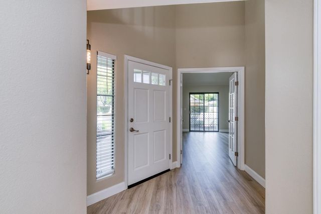 923 E Foxhill Drive, Fresno, CA 93720