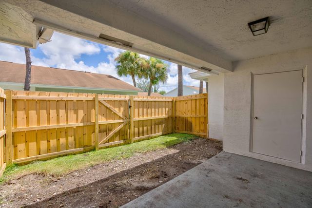 9244 Roan Lane Unit B, West Palm Beach, FL 33403