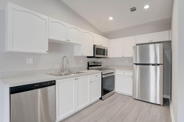9244 Roan Lane Unit B, West Palm Beach, FL 33403