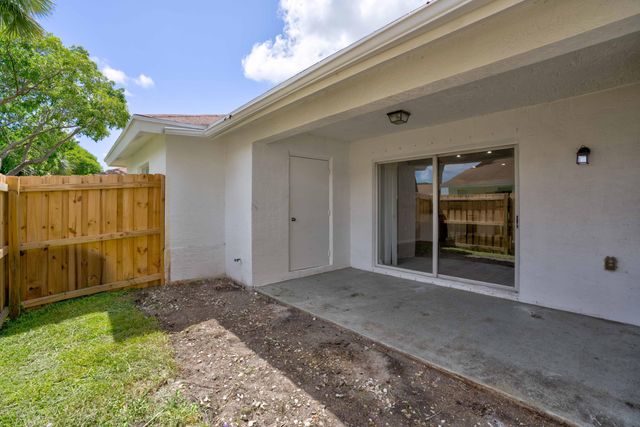 9244 Roan Lane Unit B, West Palm Beach, FL 33403