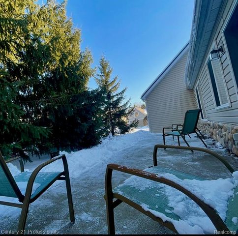 5046 Clintonville Pines Drive 13, Clarkston, MI 48346