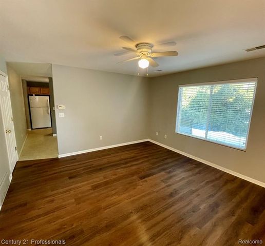 5046 Clintonville Pines Drive 13, Clarkston, MI 48346