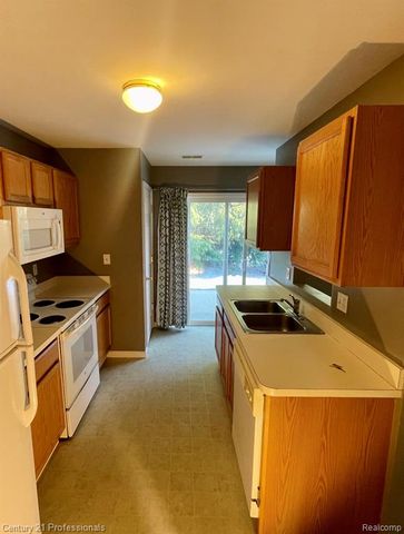 5046 Clintonville Pines Drive 13, Clarkston, MI 48346