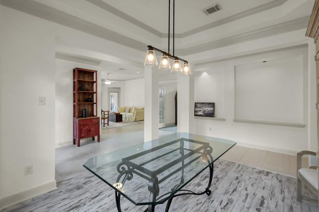 15 Rockledge Drive, The Woodlands, TX 77382