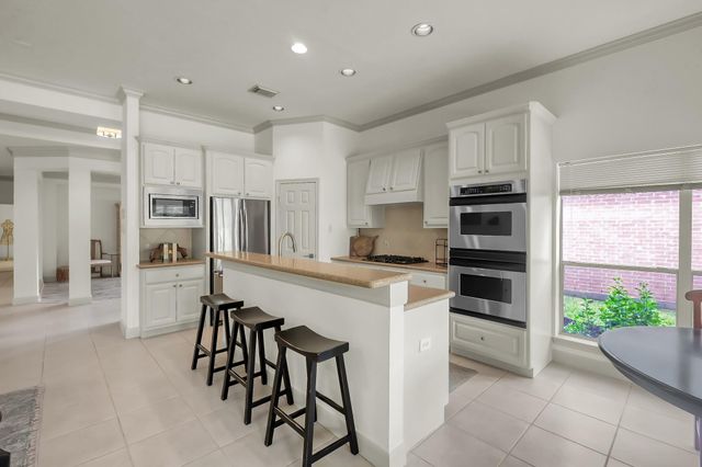 15 Rockledge Drive, The Woodlands, TX 77382