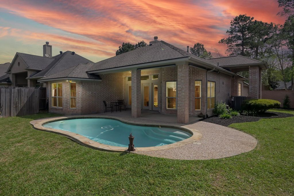 15 Rockledge Drive, The Woodlands, TX 77382