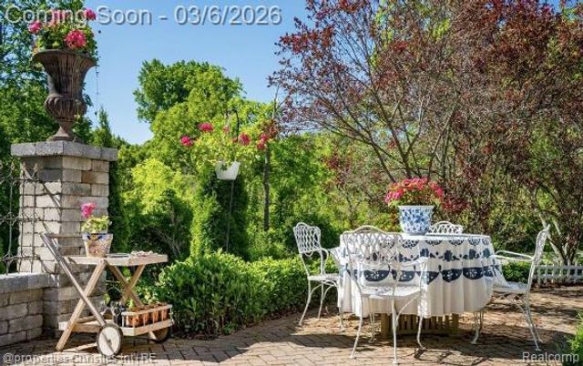 275 Barden Road, Bloomfield Hills, MI 48304