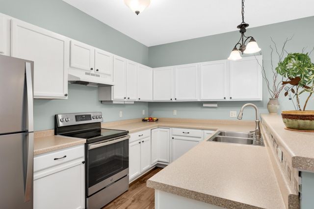 430 Willoughby Way W, Hopkins, MN 55305