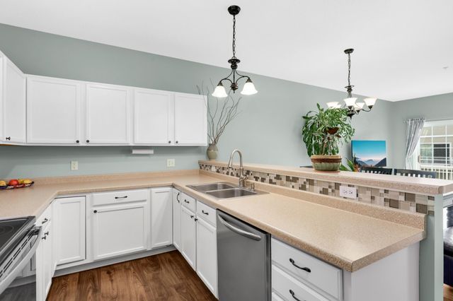 430 Willoughby Way W, Hopkins, MN 55305