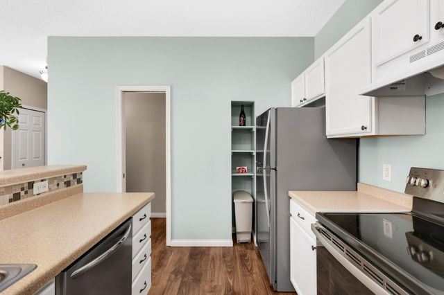 430 Willoughby Way W, Hopkins, MN 55305