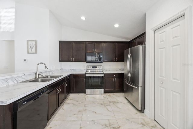 2015 ORANGE AVENUE, St Cloud, FL 34769