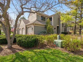 374 White Oak Lane 1190, Lake Barrington, IL 60010