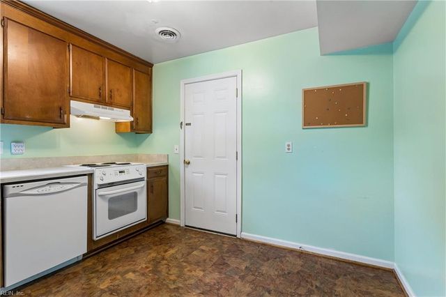 8 Hunts Neck RD, Poquoson, VA 23662