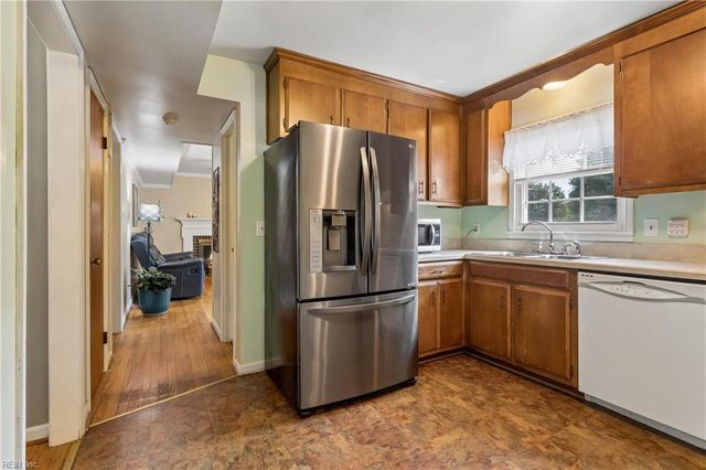 8 Hunts Neck RD, Poquoson, VA 23662