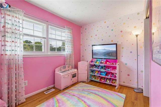 8 Hunts Neck RD, Poquoson, VA 23662