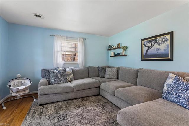 8 Hunts Neck RD, Poquoson, VA 23662