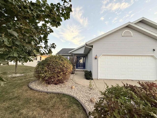 1261 Peninsula Lane, Whitewater, WI 53190