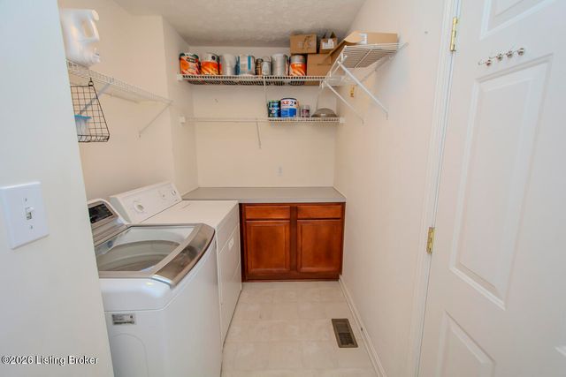 1601 Keever Ct, Louisville, KY 40245