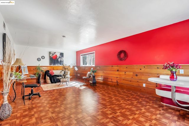 6941 Outlook Ave, Oakland, CA 94605