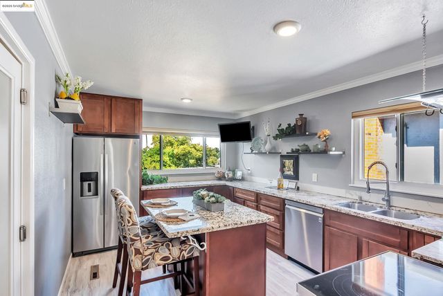 6941 Outlook Ave, Oakland, CA 94605