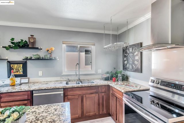 6941 Outlook Ave, Oakland, CA 94605