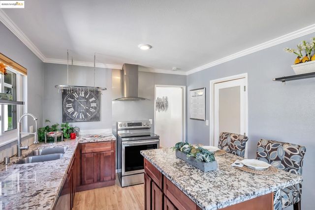 6941 Outlook Ave, Oakland, CA 94605