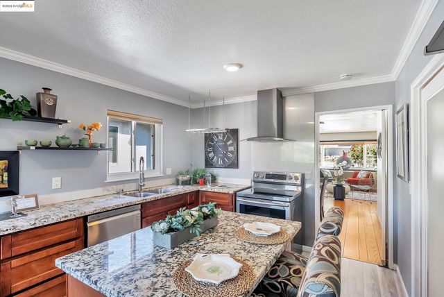 6941 Outlook Ave, Oakland, CA 94605