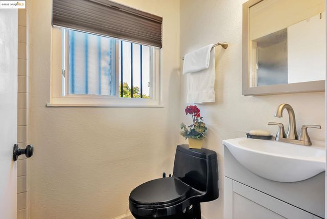 6941 Outlook Ave, Oakland, CA 94605