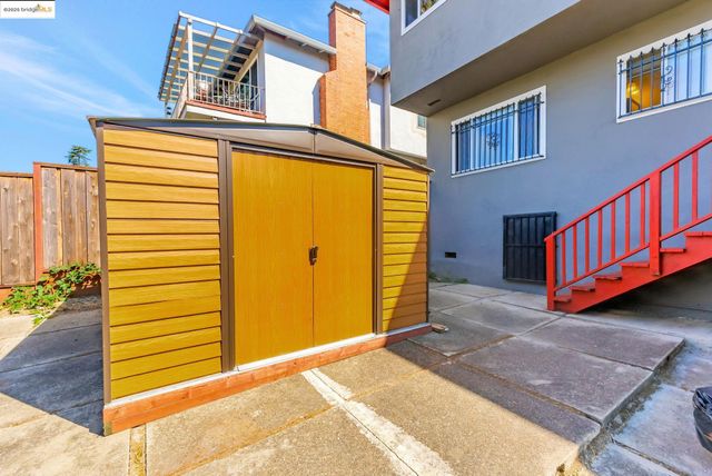 6941 Outlook Ave, Oakland, CA 94605