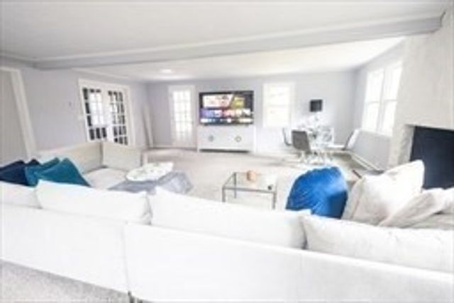 40 Neal St, Walpole, MA 02081