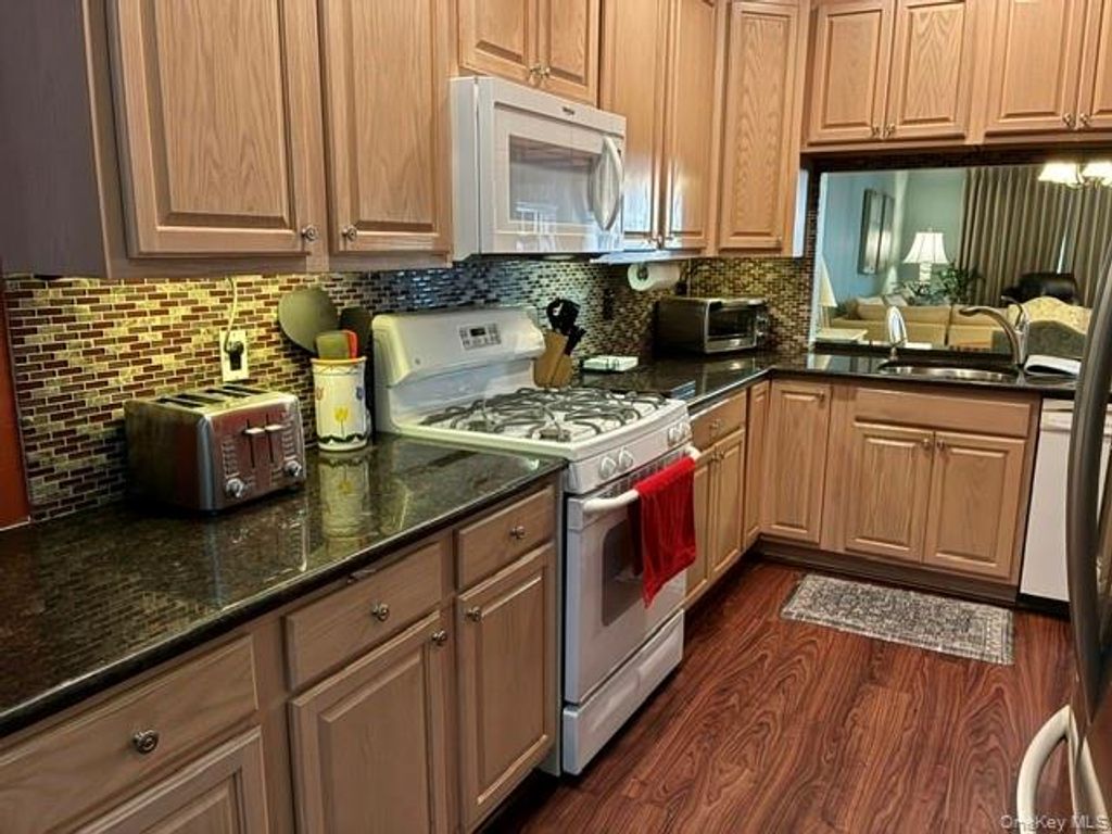 118 Joseph Lane, Dix Hills, NY 11746 — photo 3
