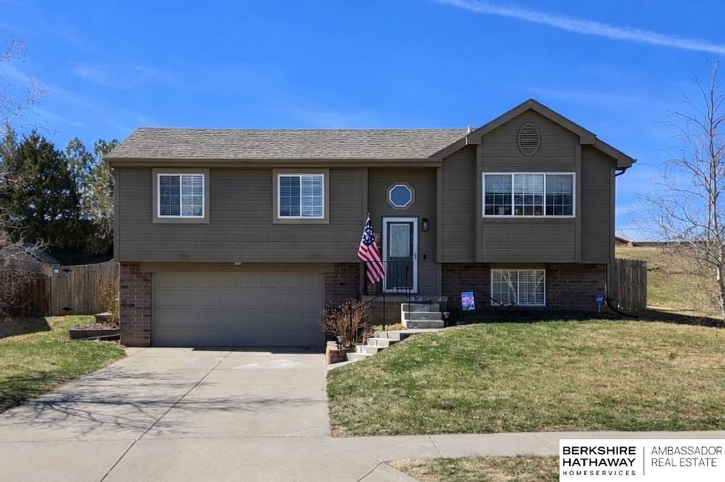 504 CHARLESTON Drive, Papillion, NE 68133