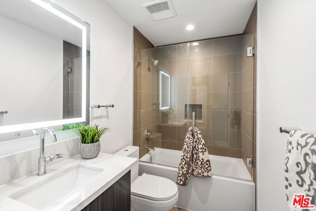 1906 Overland Avenue 204, Los Angeles, CA 90025