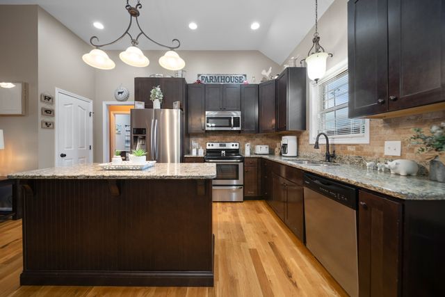 1934 Hygeia Rd, Greenbrier, TN 37073