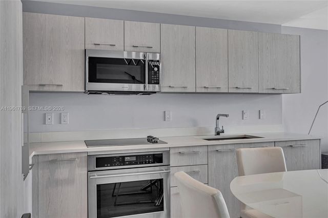 55 SW 9th St 4004, Miami, FL 33130