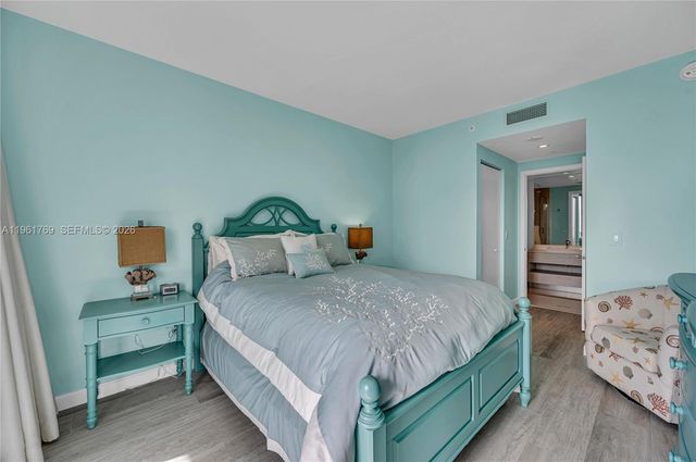 55 SW 9th St 4004, Miami, FL 33130