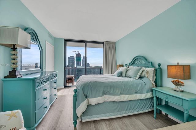 55 SW 9th St 4004, Miami, FL 33130