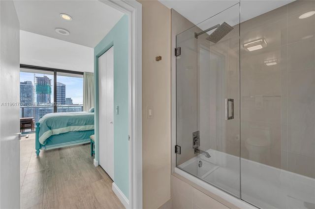 55 SW 9th St 4004, Miami, FL 33130