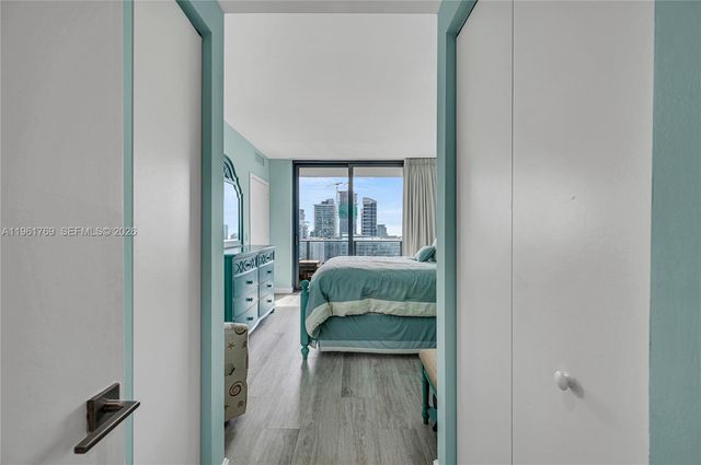 55 SW 9th St 4004, Miami, FL 33130