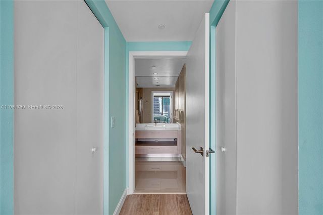 55 SW 9th St 4004, Miami, FL 33130