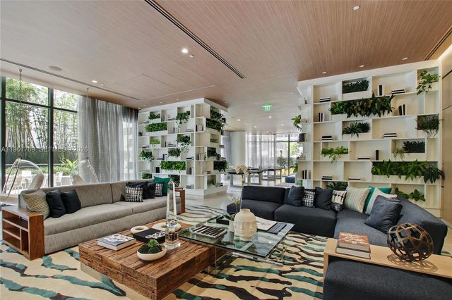 55 SW 9th St 4004, Miami, FL 33130