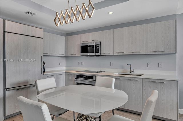 55 SW 9th St 4004, Miami, FL 33130