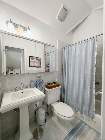 43 W Neck Road Apt 1, Huntington, NY 11743
