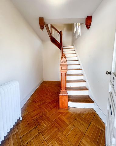 43 W Neck Road Apt 1, Huntington, NY 11743