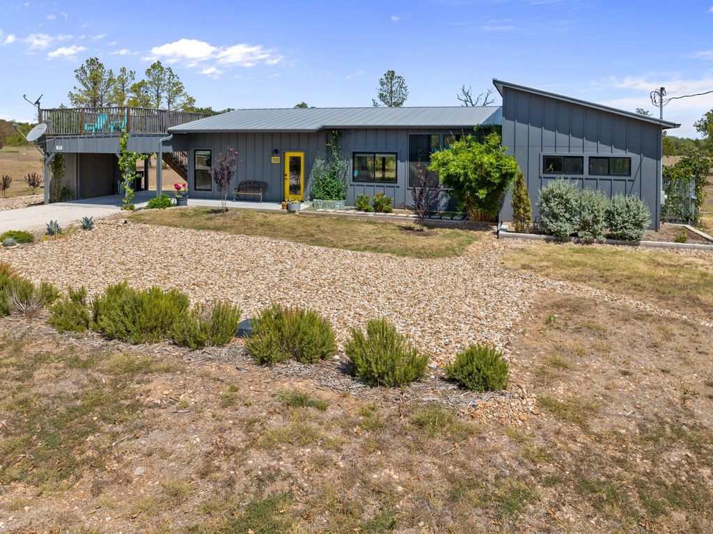 359 Big Bow, Smithville, TX 78957