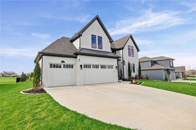 10126 N Kansas Court, Kansas City, MO 64155