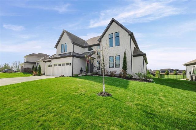 10126 N Kansas Court, Kansas City, MO 64155